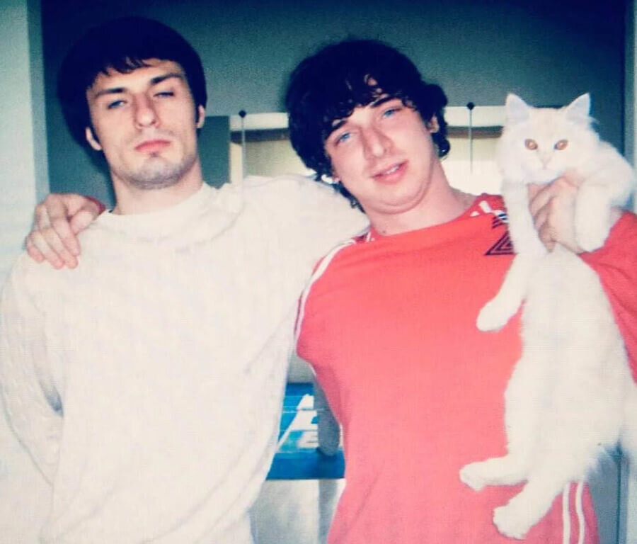 На фото Курбан Омаров с котом