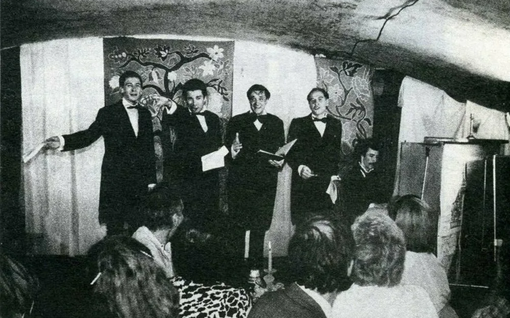 Литературное кафе "Бродячая собака". В нем любили собираться поэты "Серебрянного века".