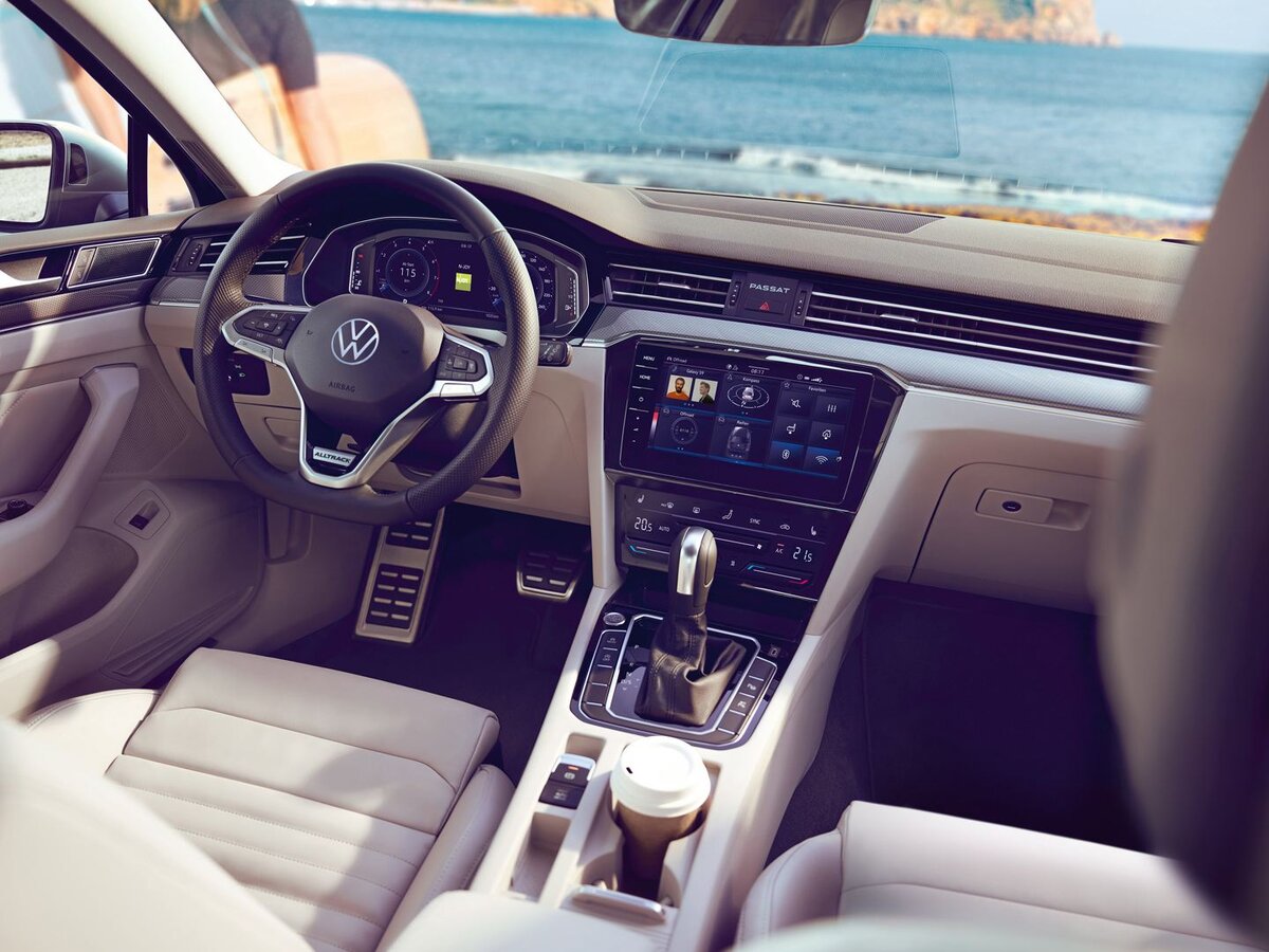 еловые поездки, выезды на выходные с семьей или длительные путешествия с друзьями: в Volkswagen Passat Altrack хватит места для всех. А атмосферная подсветка интерьера создаст соответствующее настроение в салоне