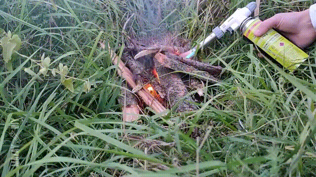 Развести костер горелкой - даже минуты не надо