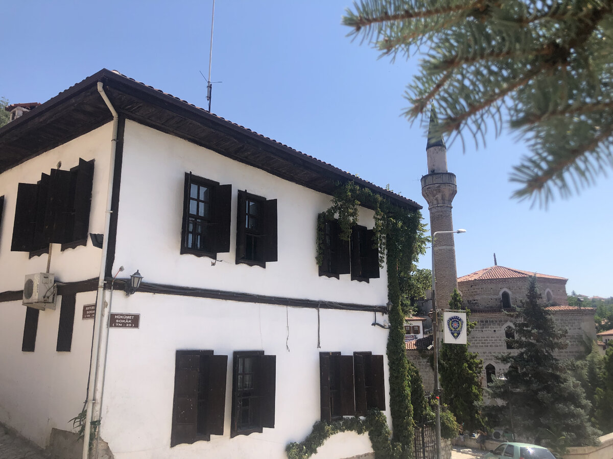 Старинные османские дома и мечеть.