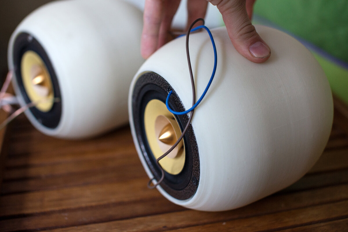 4дюймовый динамик в 3дпринтерном корпусе. Рука для понимания размеров корпуса и динамика.