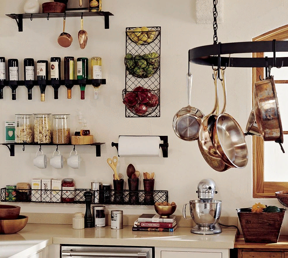 Лайфхаки необходимы для улучшения и упрощения жизни. Существует множество подобных советов. Некоторые из них можно применять для интерьера или дома. Это позволит добавить немного оригинальности и комфорта. Необходимо разобраться, какие полезные вещи можно перенять и внедрить в собственную жизнь. 