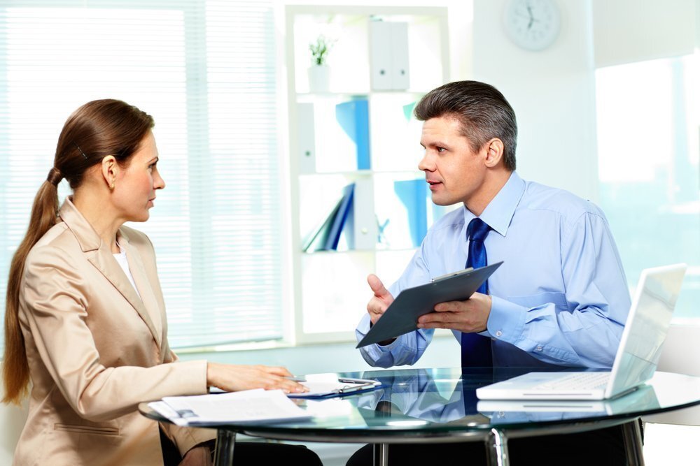 Вроде и нет над тобой начальников, но чувствуешь, что тобой вечно недовольны. Вот такое у меня недоумение, как у этой женщины на лице.