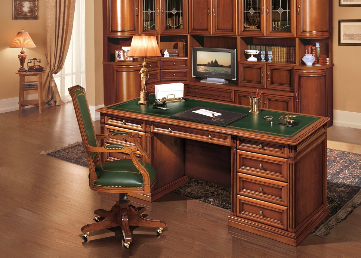 Кресло и стол из дуба украсят любой кабинет
