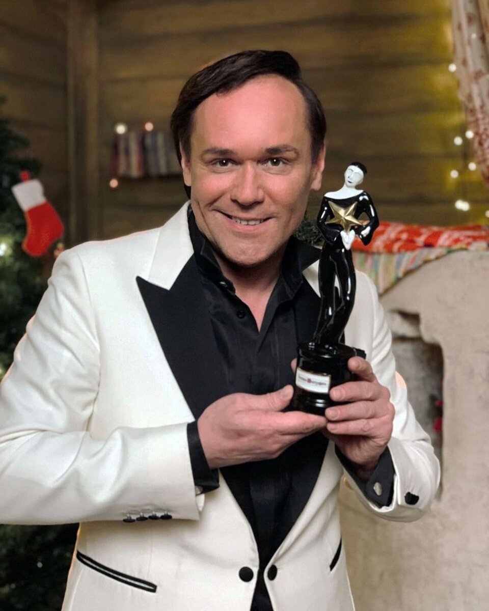 Звезда сериала «Склифосовский» Максим Аверин полностью отдаётся профессии. Недавно актёр признался, что не мечтает о детях. А о своих любовных переживаниях он старается не распространяться.