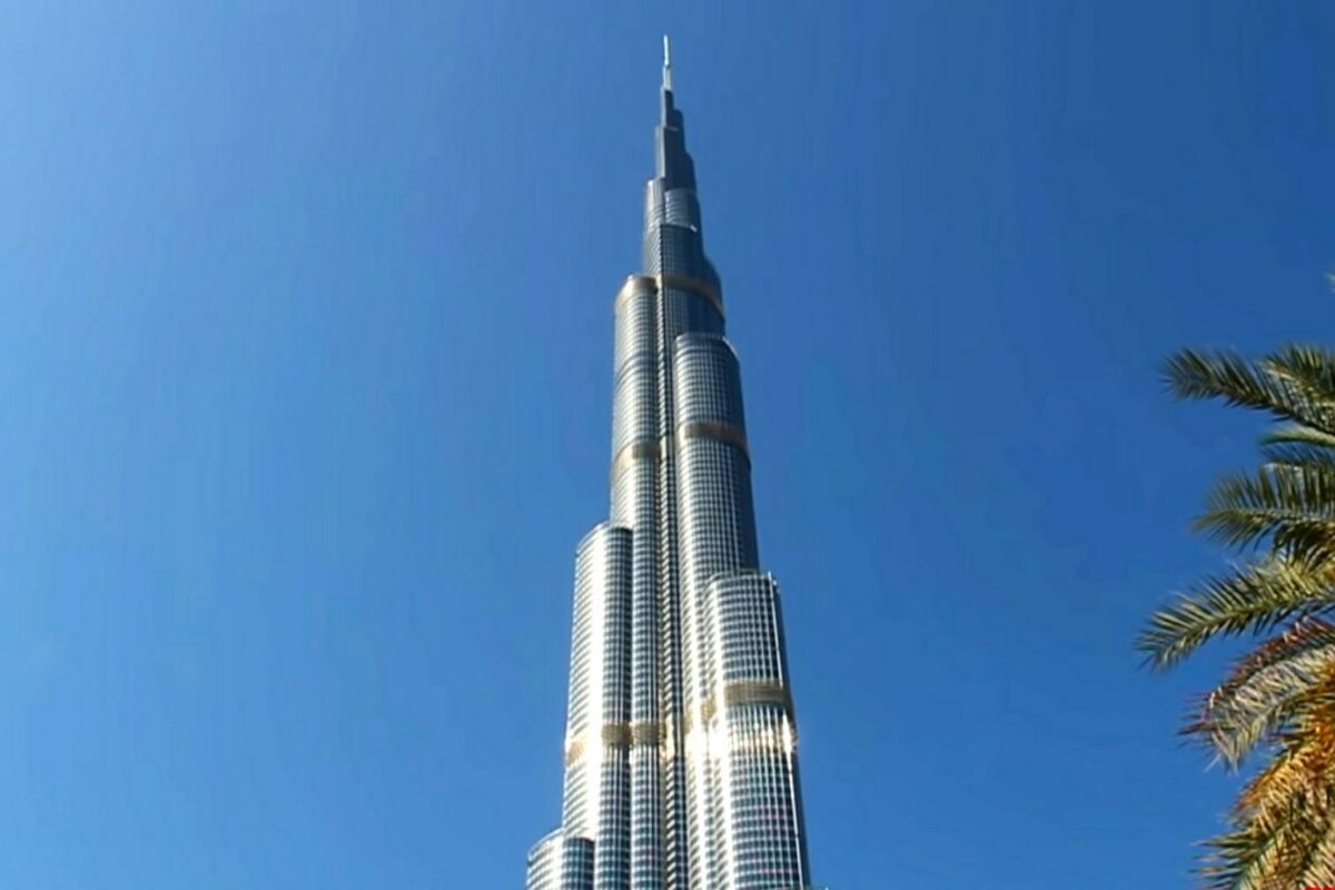 Бурдж-Халифа  на фоне голубого неба