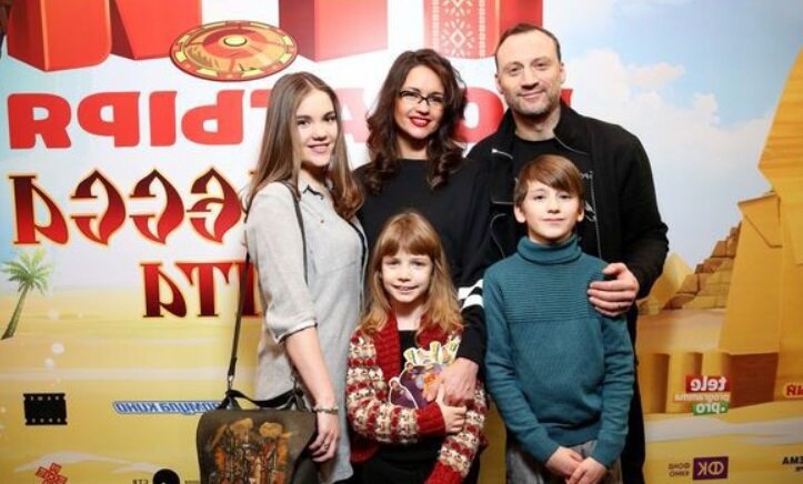 Анатолий Белый с женой, детьми и приемной дочкой Катей