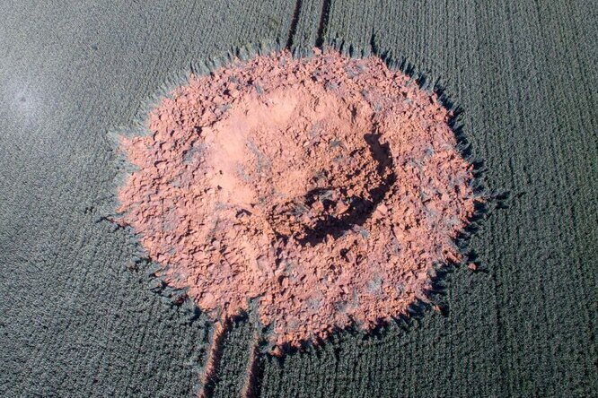 Свидетели произошедшего сообщают, что услышали сильный взрыв и даже почувствовали толчок ранним утром, хотя своими глазами этого никто и не видел. Последующий осмотр показал, что ячменное поле разворотил кратер шириной 10 метров и глубиной 5 метров. Согласно BBC, специалисты по ликвидации неразорвавшихся боеприпасов пришли к выводу, что взрыв спровоцировала авиационная бомба весом 250 кг времен Второй мировой войны. Вероятно, это был универсальная M43, AN-M43 или AN-M64. Бомбы такого типа обычно проникают сквозь 3-4 этажа, прежде чем разорваться внутри помещения – так что неудивительно, что она зарылась так глубоко в землю и о ней благополучно забыли.