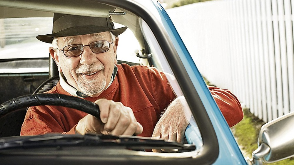 Дедушку в садик водила. Дед за рулем. Пожилой мужчина за рулем. Пенсионер за рулем. Пожилой таксист.