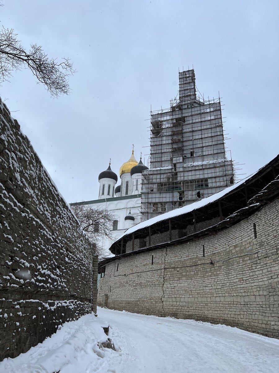 Массивные стены кремля