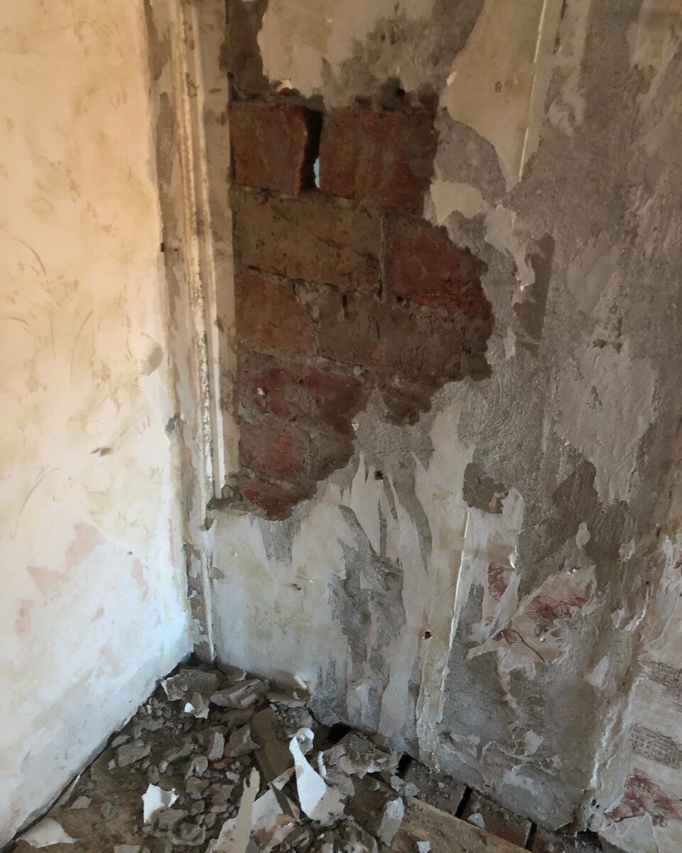 Убрали обои и штукатурку