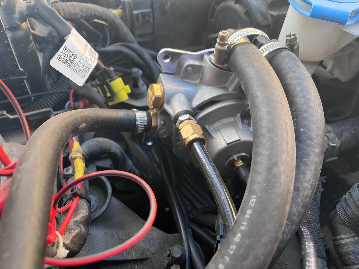 Редуктор стал около левой фары.