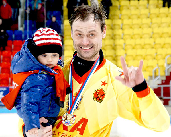 Нападающий Павел Рязанцев принял решение вернуться в родной Новосибирск. Велика вероятность того, что 40-летний нападающий закончит свою профессиональную карьеру там же, где и начинал - в Сибсельмаше.