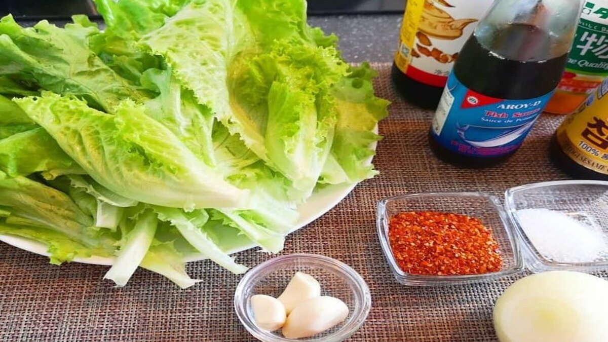 Закуска из листового салата по-корейски