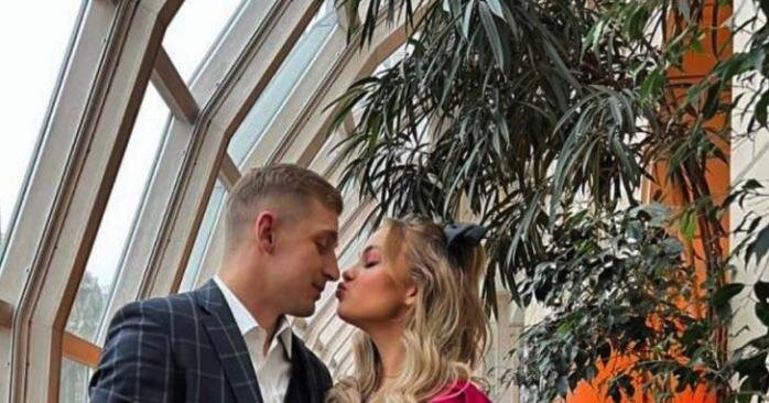 Саша со своей избранницей Валей Карнавал.