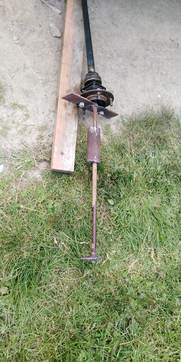 Пару ударов и она (задняя полуось ) "слезла" с заднего моста... 😁