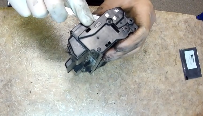 Фото 4. Поддеваем боковую крышку в местах расположения пластиковых клепок