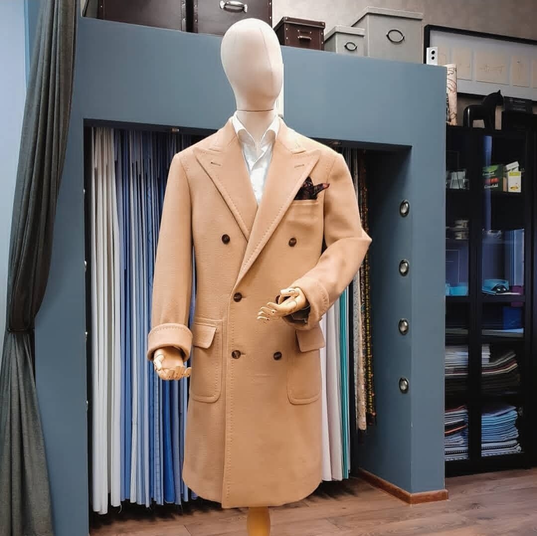 Классическое пальто «поло», изготовленное в ателье Bourbaki из 100% верблюжьей шерсти Caccioppoli. Благодаря исключительным температурным свойствам верблюжьей шерсти, в таком пальто будет тепло и уютно даже в весьма холодные и ветреные зимние дни