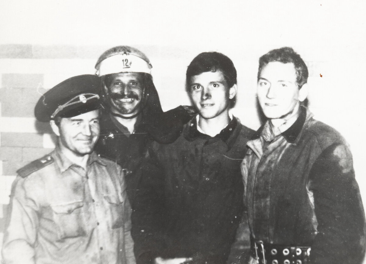 Александр с бойцами своего караула. Фото из семейного архива Емельяновых.