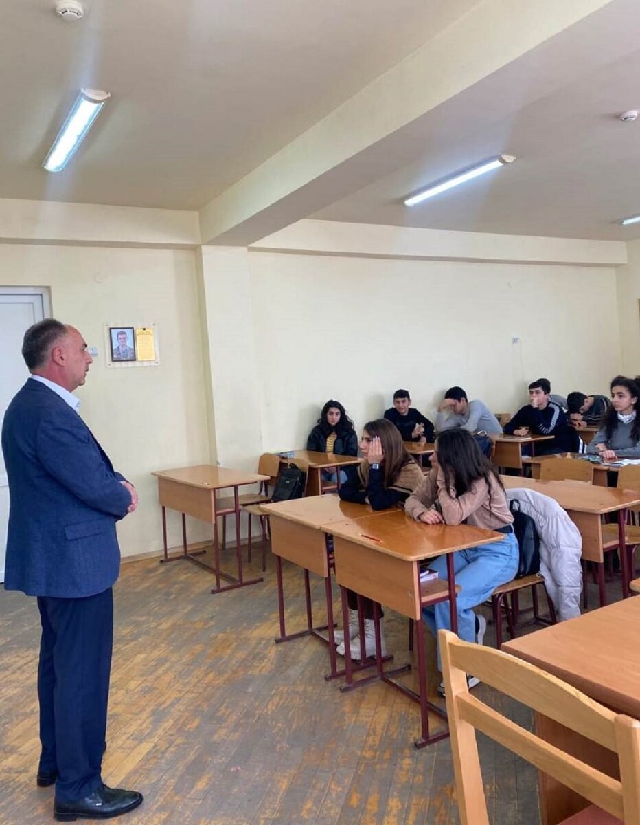 Писатель Ашот Бегларян провёл беседу с учащимися степанакертской старшей школы №11