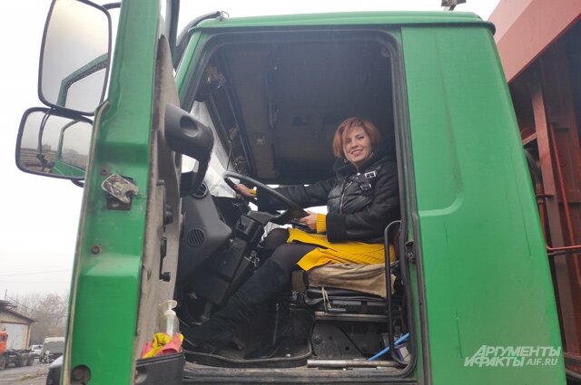    Мусороуборочную машину дончанка Татьяна Шаповал может водить даже на каблуках. Фото:  АиФ/ Евгения Мартынова