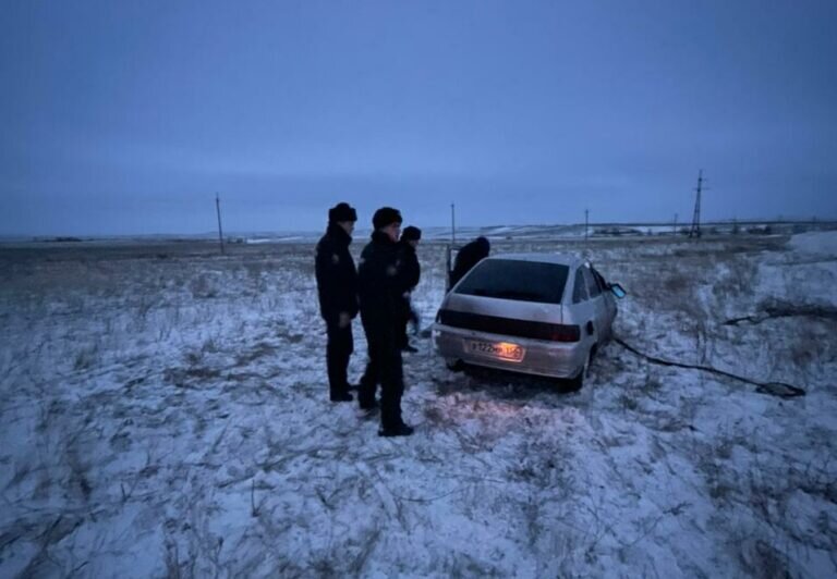    В Переволоцком районе сотрудники ГИБДД помогли пострадавшим перевернувшегося автомобиля Елена Шкатова