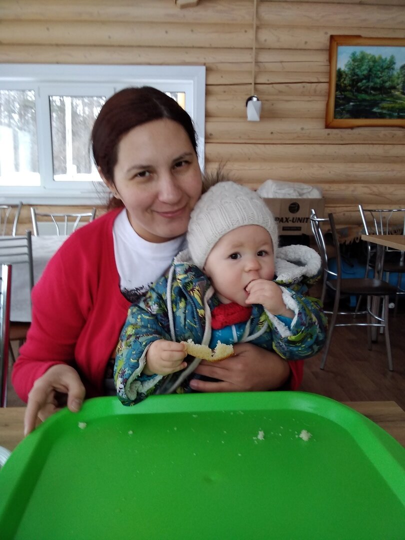 Ребенок корку хлеба жует :) 