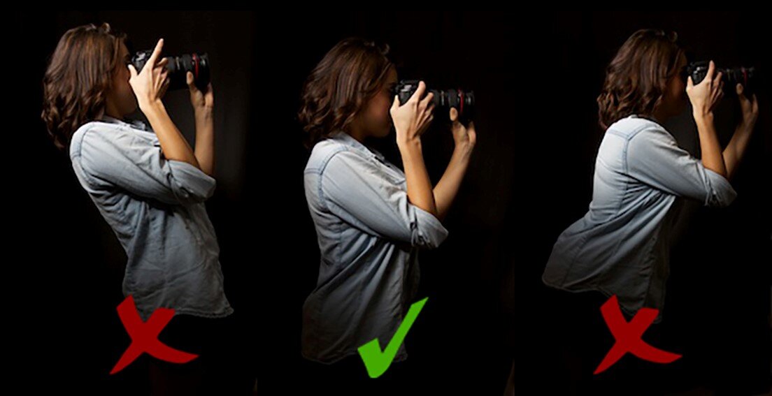 Не снимай вертикально. Как правильно держать фотоаппарат. Позы фотографа. Поза фотографа при съемке. Поза держит фотоаппарат.