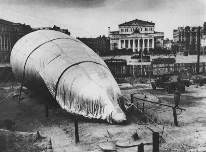 Аэростат ПВО Москвы на площади Революции, 1941 г/ © ТАСС