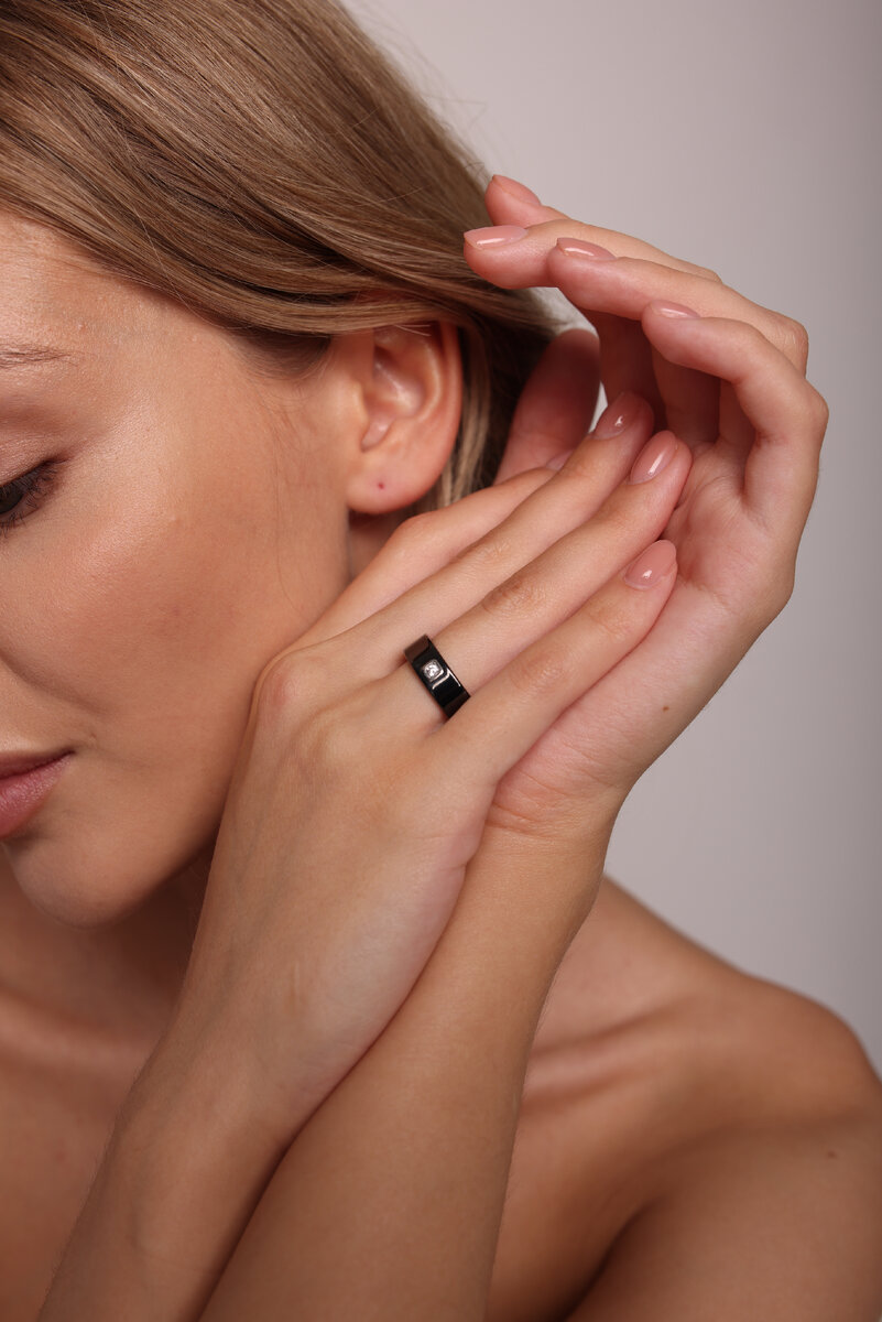 Керамическое черное колечко с фианитом от NOIMA