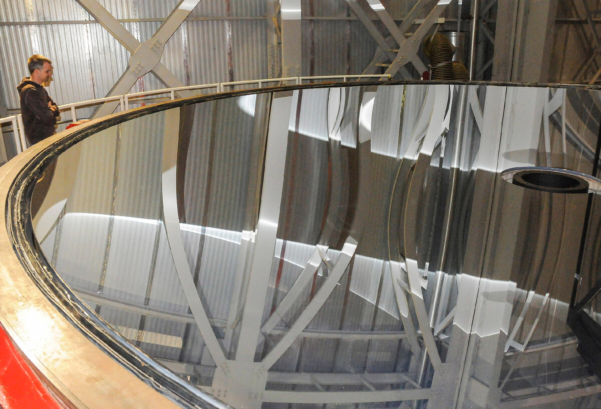 Зеркало Большого бинокулярного телескопа в обсерватории Стюарда, штат Аризона.