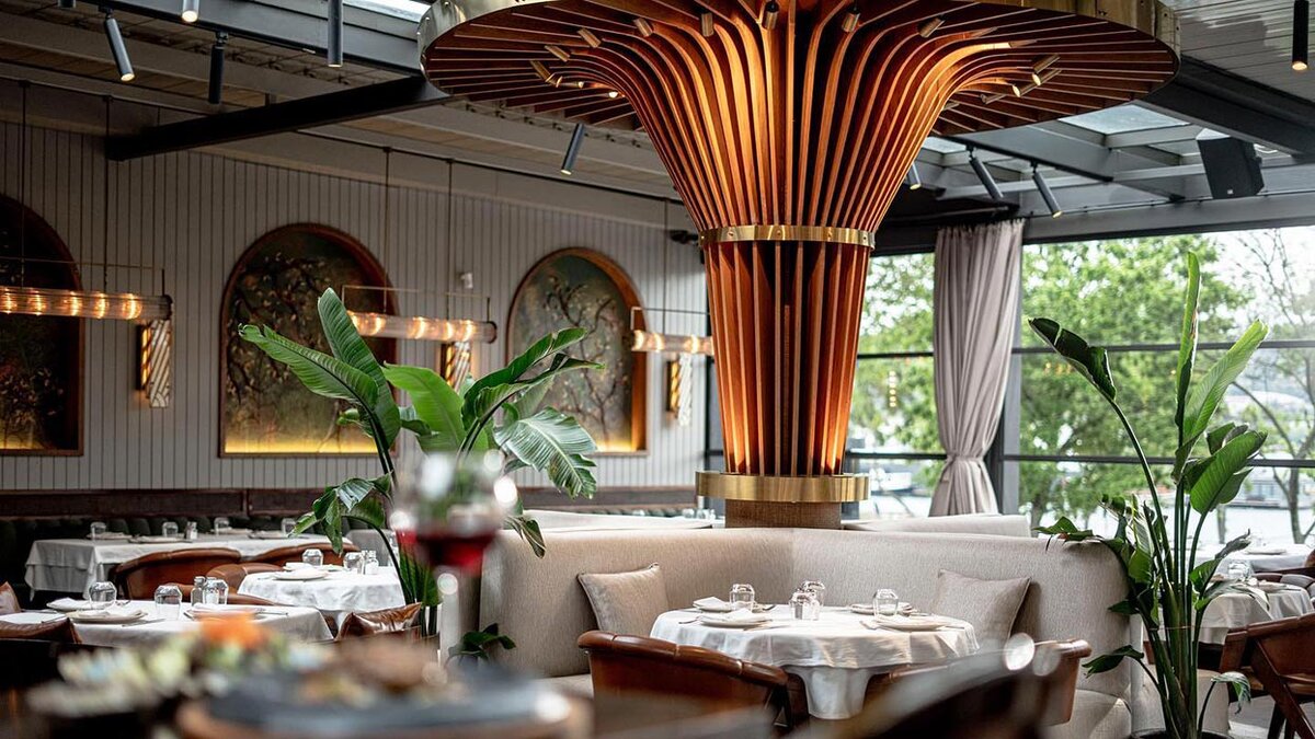 Интерьер очень узнаваем по «золотым колоннам». Фото из социальной сети ресторана.