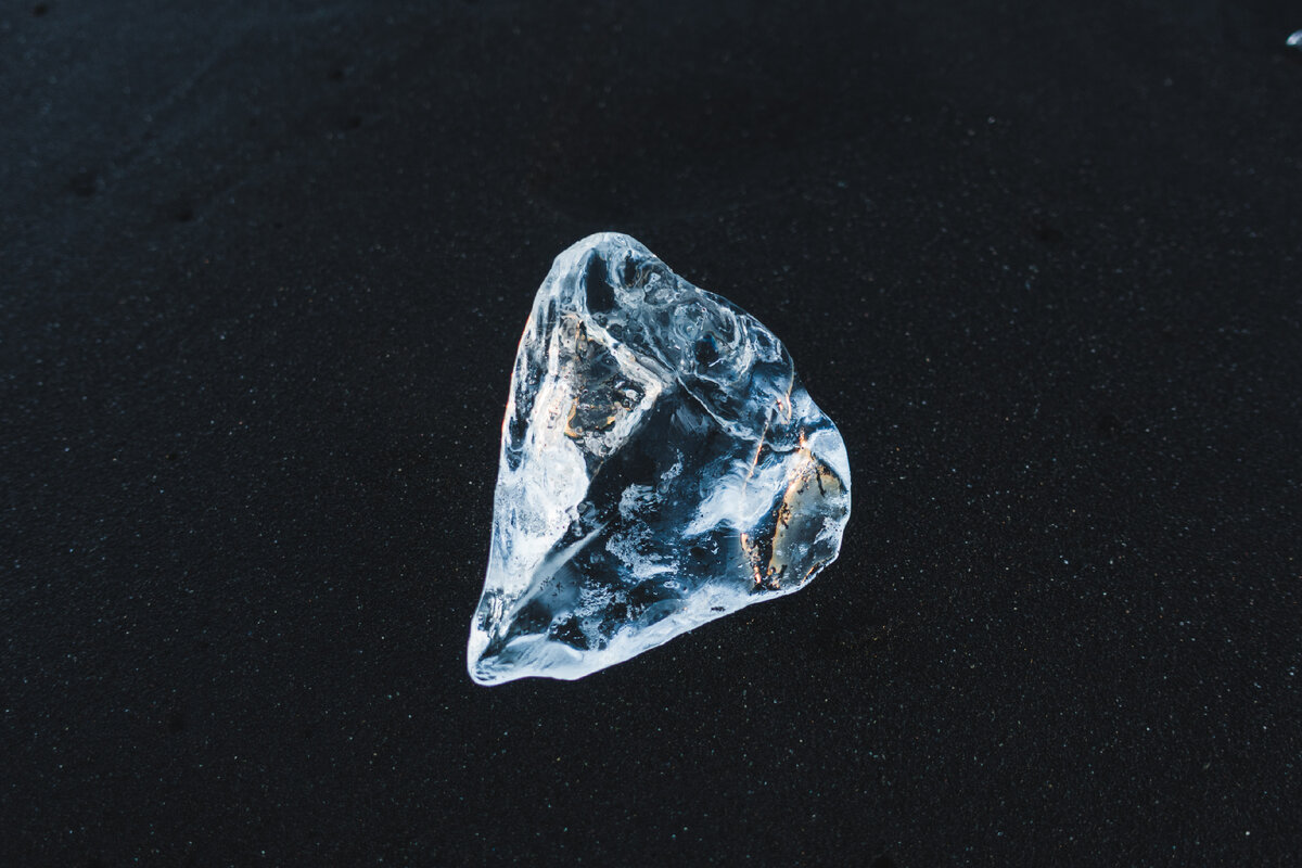 Неограненный алмаз источник unsplash.com