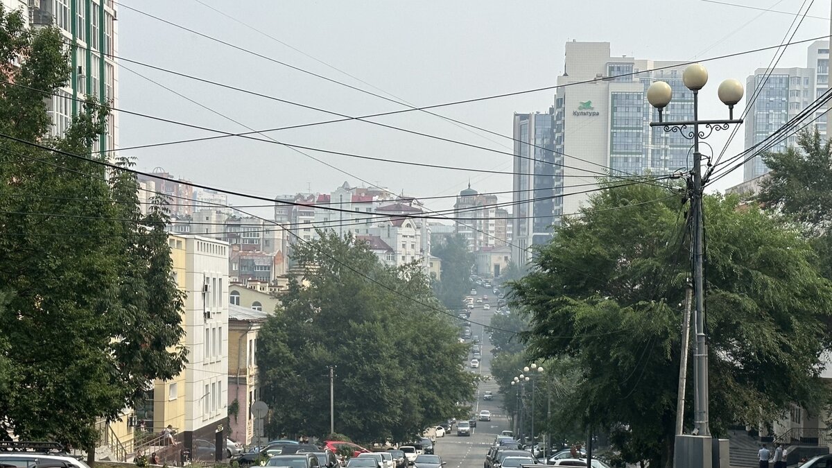     В краевом центре из-за дыма упала видимость до 800 м. Дым мог прийти от пожаров в Амурской области, Еврейской автономной области или Китая.