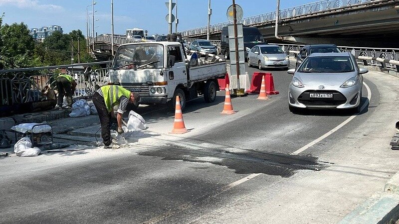    Во Владивостоке завершается ремонт деформационных швов на Некрасовском путепроводе. На очереди — последний шов.