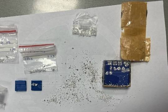    Сотрудник авиакомпании из ОАЭ при въезде в Россию спрятал в трусах 60 бриллиантов и попался