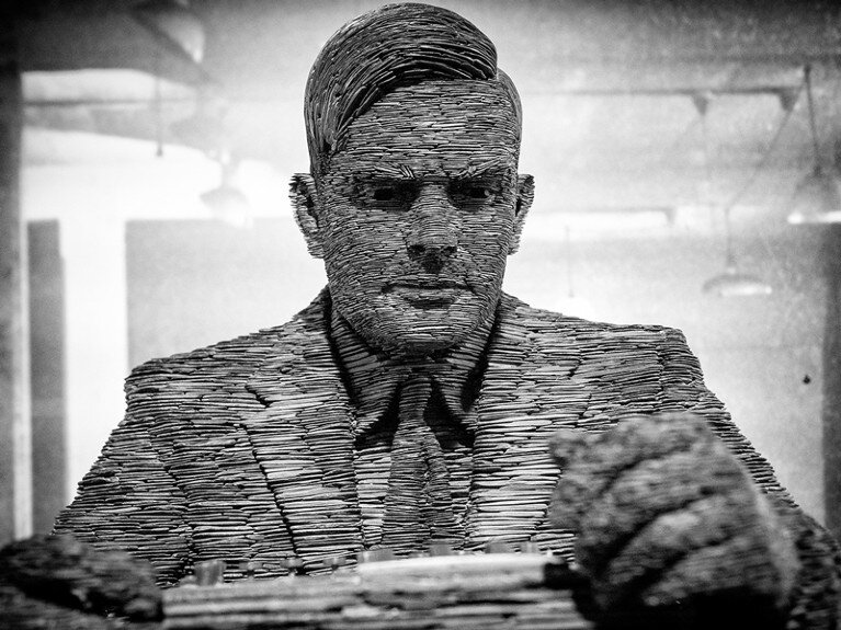 Скульптура Алана Тернинга в Блетчли-парке, Великобритания. Прошло 73 года с тех пор, как Тьюринг предложил ‘имитационную’ игру в качестве проверки мыслительных способностей компьютеров.Автор: Lenscap / Alamy