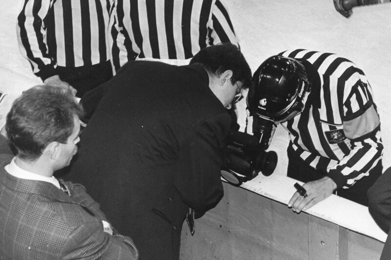 На фото: в 90-е годы мониторов у судейской бригады ещё не было – эпизод просматривали с помощью видеокамеры (рядом с арбитрами – Алексей Мишуков).