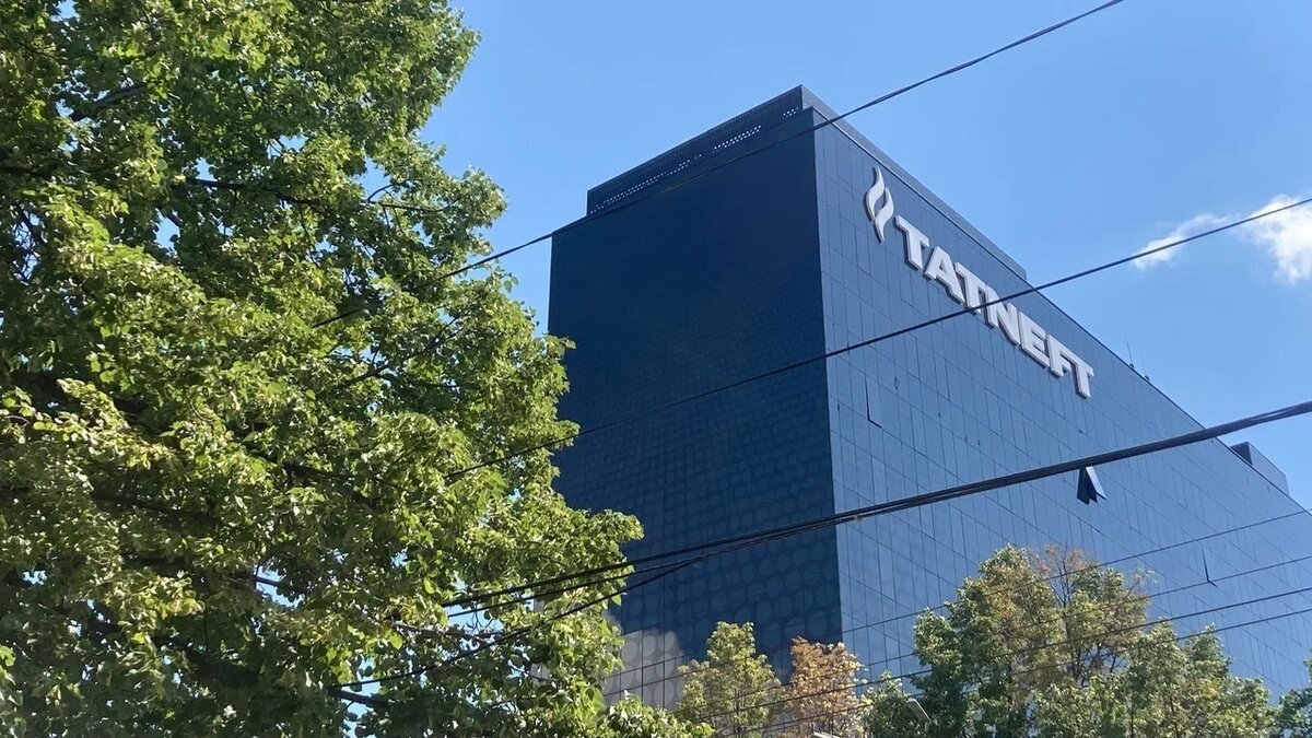     Правительство Украины передало «Укрнафте» три арестованные компании, принадлежащие «Татнефти». Об этом в своем Telegram-канале написал депутат Верховной рады Алексей Гончаренко.