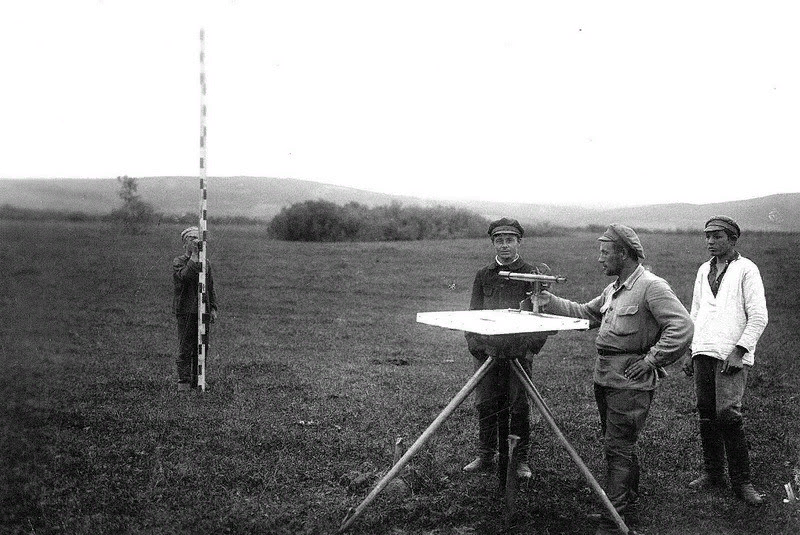 топографы на местности определяют превышение высот 