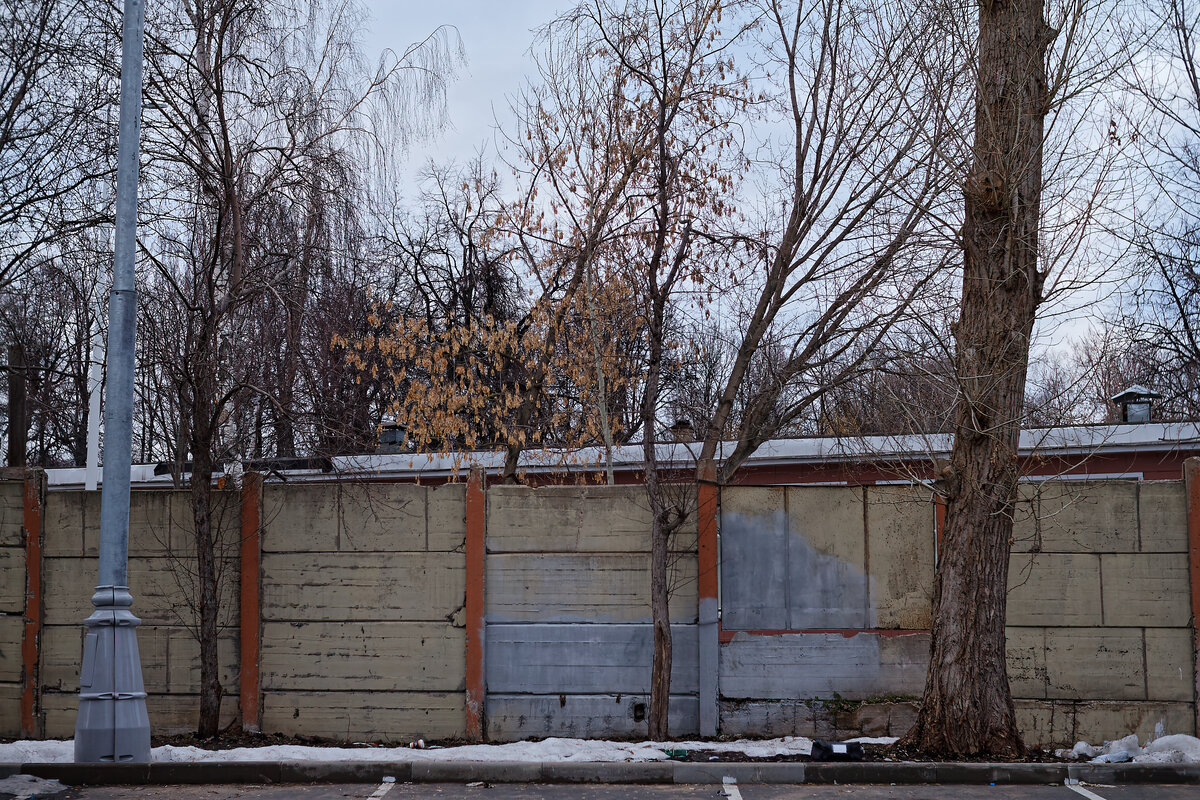 001. Начнем наш путь от забора Психиатрической клинической больницы № 1 им. Н. А. Алексеева.