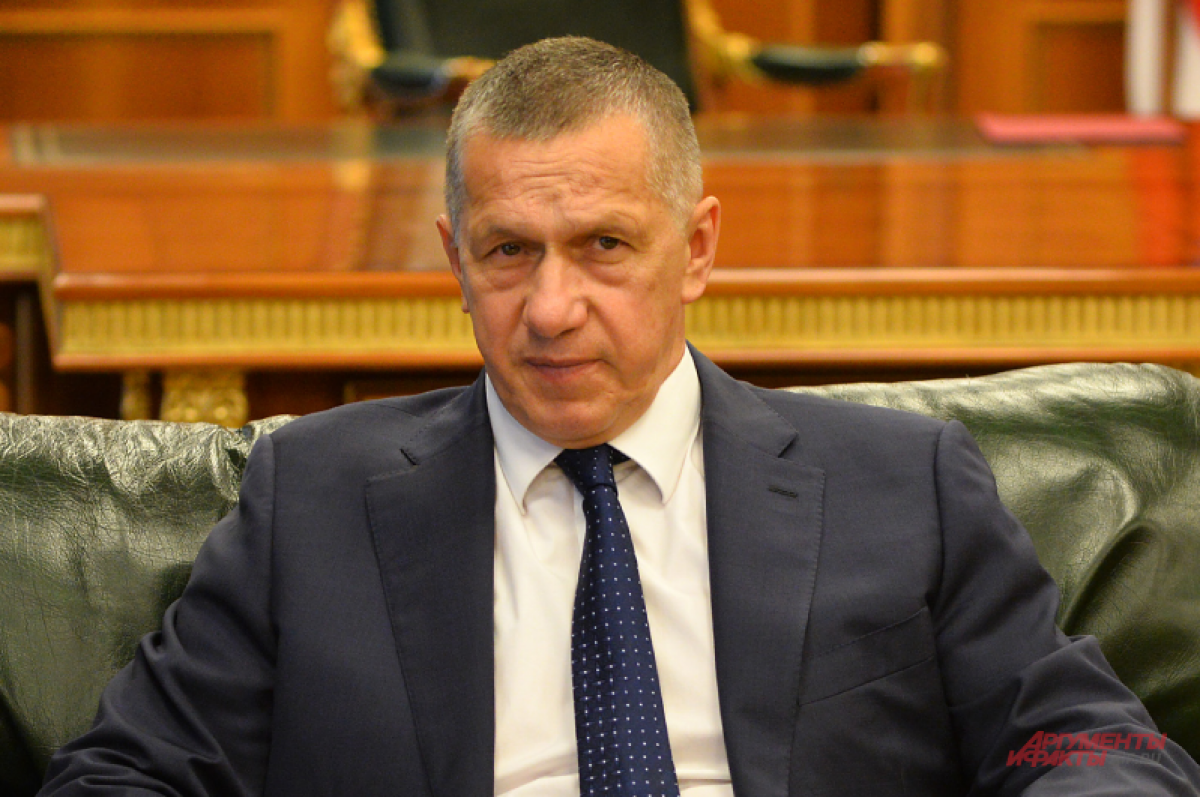    Зампред правительства РФ — полномочный представитель президента РФ в Дальневосточном федеральном округе (ДФО) Юрий Трутнев.