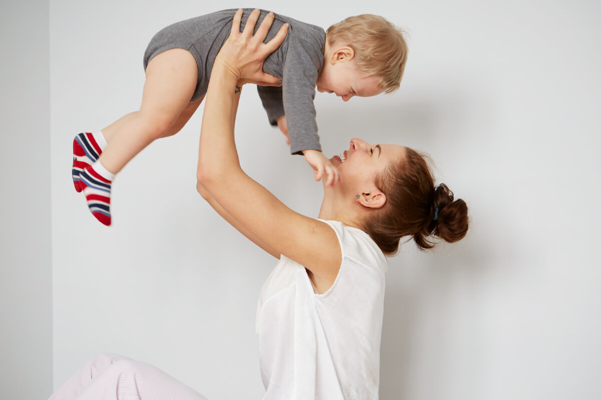 <a href="https://ru.freepik.com/free-photo/happy-young-mother-with-little-son-at-home_10323877.htm#query=mom&position=2&from_view=keyword&track=sph">Изображение от wayhomestudio</a> на Freepik