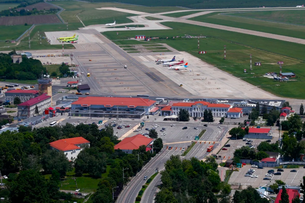 Работает ли краснодарский аэропорт. Аэропорт Пашковский Краснодар. Международный аэропорт Краснодар имени Екатерины II, Краснодар. Аэропорт Пашковский Краснодар ВПП. Аэропорт Пашковский Краснодар вид сверху.