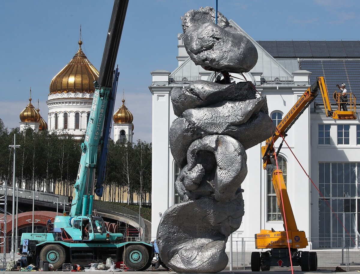 Скульптура "Глина №4" в центре Москвы швейцарского художника Урса Фишера, презентующая акт творения, созидания, преображения.2023.