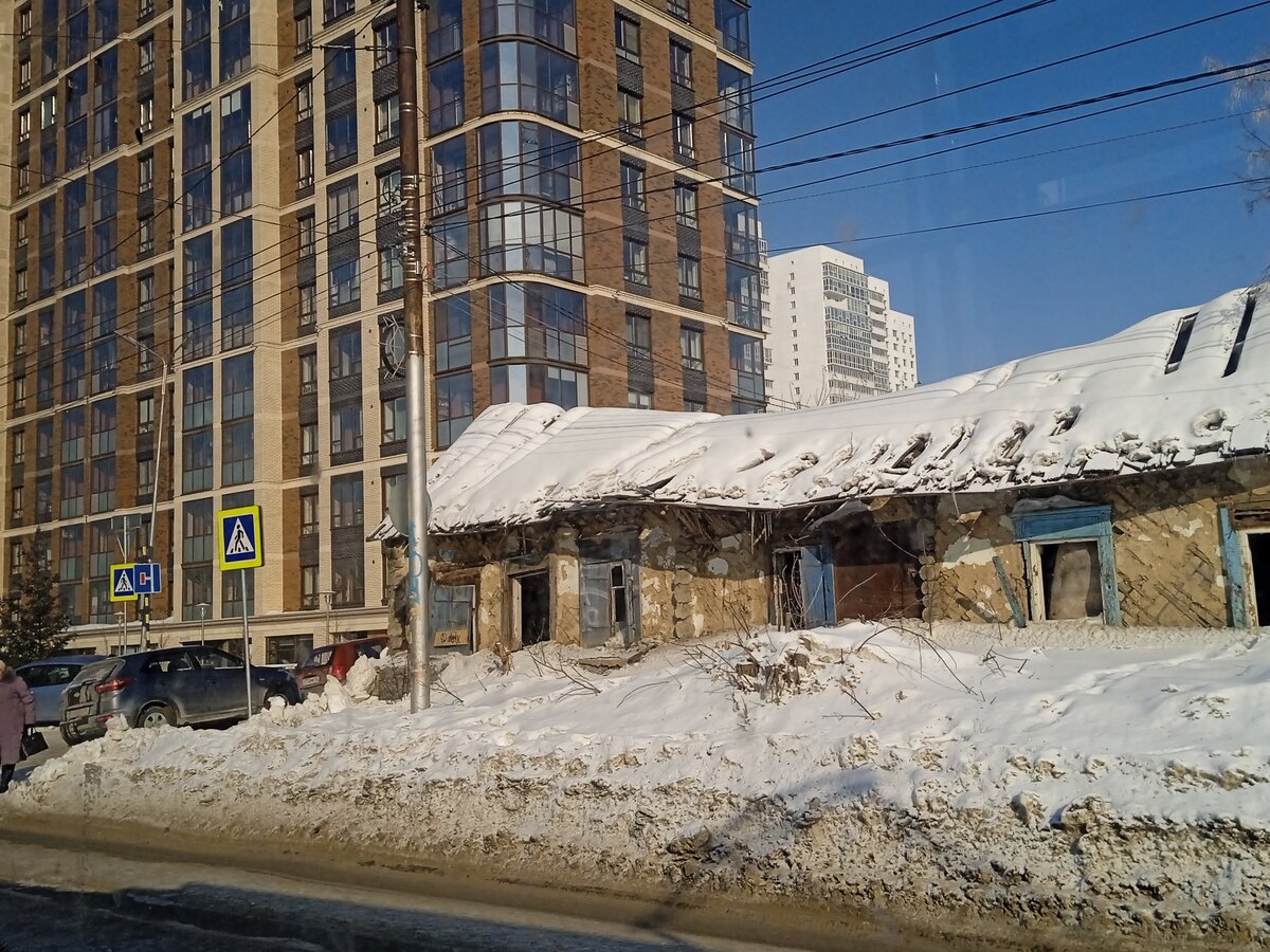 На фотографии - три дома. На первом плане - старинный.