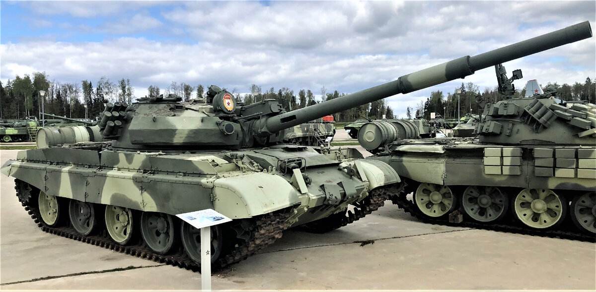 Т-62М-1 в Парке "Патриот". На правой надгусеничной полке установлен бункер с воздушным фильтром, что говорит о наличии на машине дизеля В-46-5М.