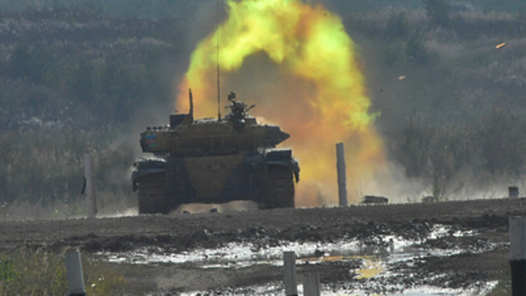 танк алеша бой. бой танка против 8 бронемашин. дрон против танка. танковый бой. т 90.