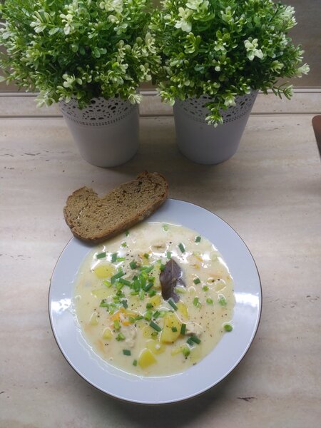 Фотография обеда: тарелка сырного супа с хлебом